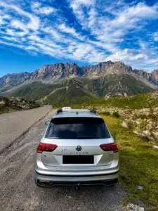 Taxi Aigle Blanc vu de l’arrière sur une route de montagne