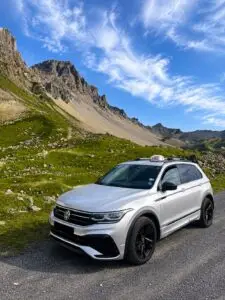 Taxi Volkswagen blanc face aux sommets de Maurienne