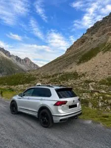 Taxi Aigle Blanc sur la route d’un col alpin en été