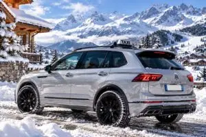 Taxi Aigle Blanc dans un village enneigé de Maurienne
